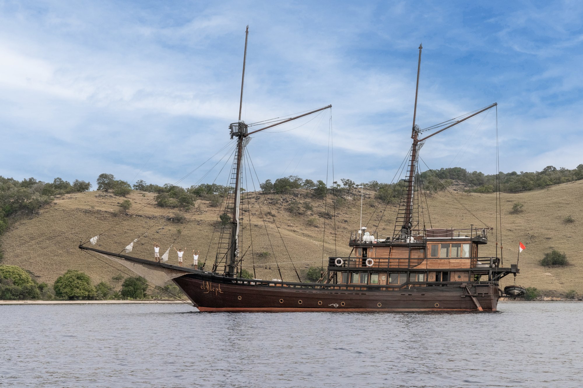 El Aleph from a distance with crew on bow