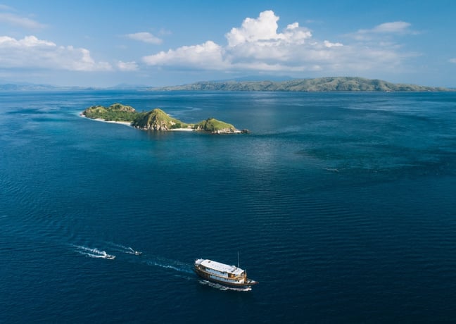 Rascal sailing in the Komodo National Park - Website Hero